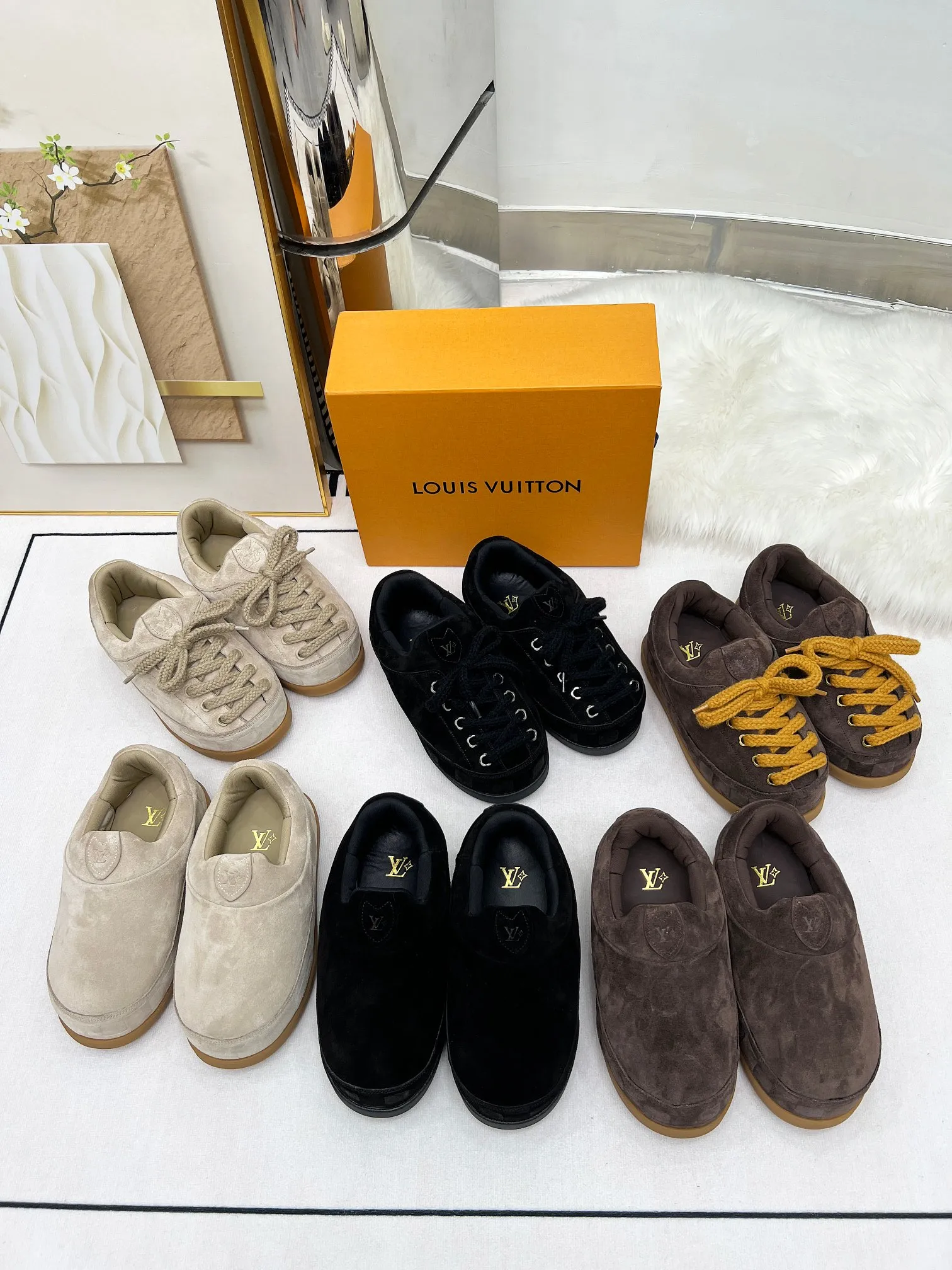 👟👟Ex-factory price 660👟👟 louis vuitton (Louis Vuitton/lv)🔍Autumn and winter~Ugly little chubby, new shoe style YETI🔥🔥🔥🔥 Super street-style bread shoes are here! ! ! Chubby is so cute~💞 What a great tool for showing off slim legs! The inner height is increased by 5 cm, the legs are longer and thinner, and the beef tendon bottom is super comfortable, suitable for couples 💞💞💞💞 Fabric: imported high mercerized ox velvet embossed craftsmanship Number of yards: 35-45 yards (46🉑custom-made, non-returnable)